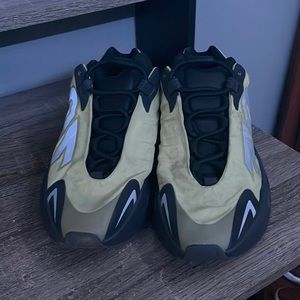 Yeezy boost 700 MNVN resin perfect condition